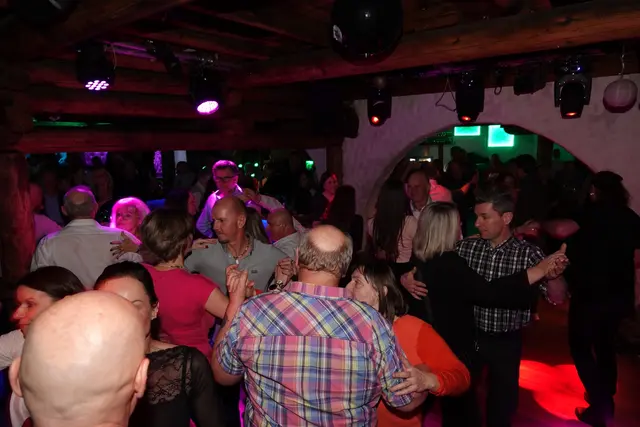 So voll war es auf der Tanzfläche an diesem Abend des öfteren. | Foto: MeinBezirk/Michael Blinzer