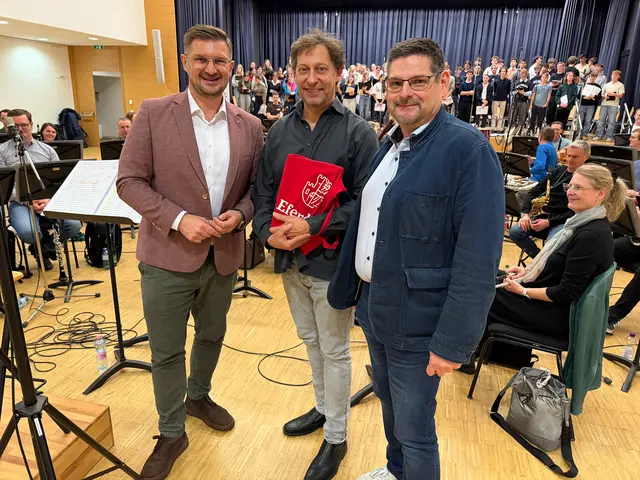 V.l.: Bürgermeister Christian Penn, Komponist Thomas Doss, Direktor der Landesmusikschule Eferding Thomas Beiganz. | Foto: Franz Schindlauer