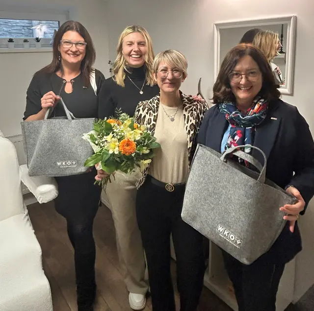 Kosmetik- und Fußpflegesalon „Natürlich schön“ in Tadten: Bianca Hartmann-Waba, Bezirksvorsitzende von Frau in der Wirtschaft, und Charlotte Jautz von der Wirtschaftskammer Regionalstelle Neusiedl am See gratulierten zur Erweiterung.  | Foto: WK Burgenland