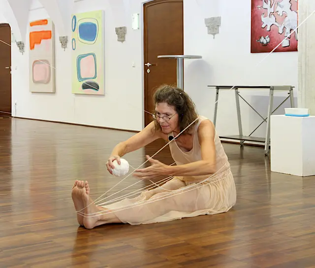 Performance WAS BLEIBT Ingrid Türk-Chlapek (Arbeiten von Ernst Bachinger, links i.B. und Barbara Ambrusch-Rapp, rechts i.B.) | Foto: Lea-Céline Ambrusch
