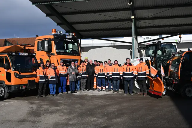 Bürgermeister Peter Eisenschenk, Stadtrat Hubert Herzog und Bauhofleiter Florian Pauser mit einem Teil des Tullner Winterdienst-Teams. | Foto: Stadtgemeinde Tulln