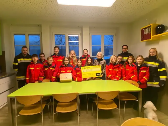 Die Feuerwehrjugend und eine Abordnung der Feuerwehr bei der Scheckübergabe.  | Foto: FF Viertelfeistritz