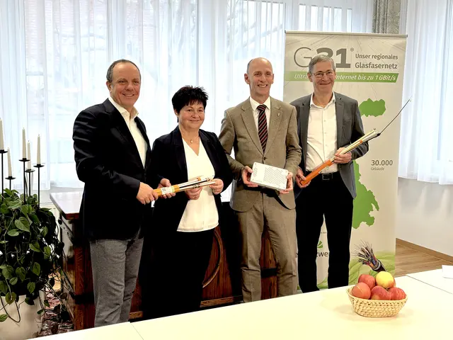 Vertrauen auf die Kraft von leistungsstarkem Internet: NAbg. Christoph Stark, Bürgermeisterin Gerlinde Schneider, Landesrat Willibald Ehrenhöfer und Erich Rybar, Chef der G31 Glasfaser Bezirk Weiz GmbH und Feistritzwerke-STEWEAG GmbH (v. l.) | Foto: MeinBezirk 