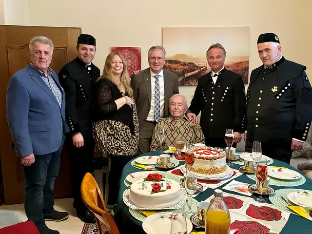 Gemeinsam mit Josef Karner feierten die Familie, Bürgermeister Martin Kulmer und Gemeinderat Dietmar Wadl sowie der Bad Bleiberger Bürgermeister Christian Hecher mit Bergmännern.
 | Foto: Stadt St. Veit