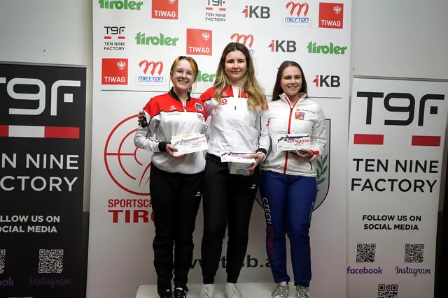 V.l.n.r.:
Mia Grosch (SG Wattens), Jasmin Kitzbichler (SG Thierberg) und Sabina Thurnwaldova (CZE) als glückliche Medaillengewinnerinnen bei den Luftgewehr-Frauen. | Foto: Christian Kramer / TLSB