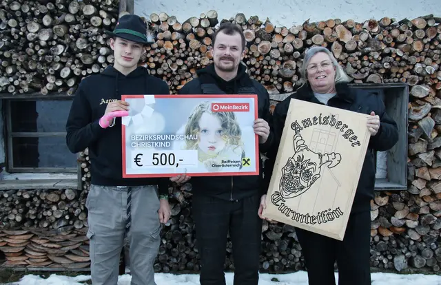 Aaron, Kevin und Sabine bei der symbolischen Spendenscheckübergabe. | Foto: MB/Schütz