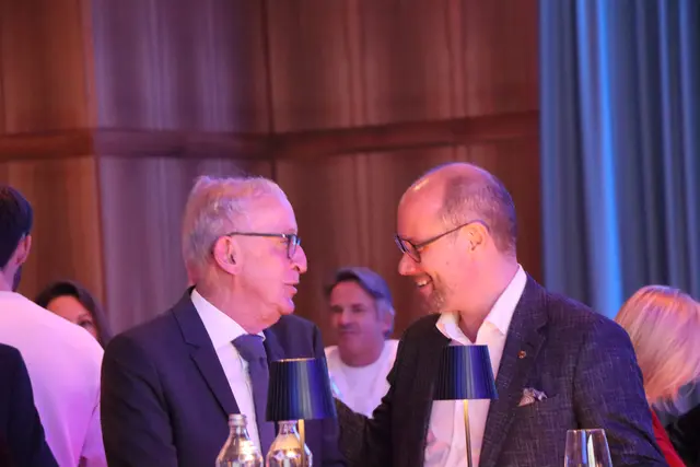 Bgm. Herbert Mayer im Gespräch mit LR Mario Gerber. | Foto: Thomas Seelos