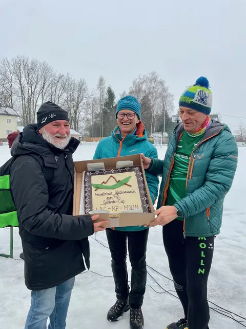 Als Gastgeschenk überreichte LAC-Gründer Hans Blaas eine Torte an die Sportunion Neuhofen. | Foto: LAC Nationalpark Molln