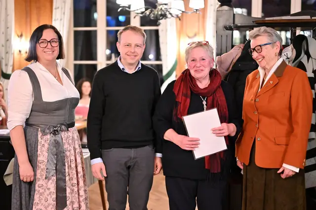Eine Freiwillige des Rotkreuz-Besuchsdienstes im Lungau wurden mit dem Bronzenen Dienstjahresabzeichen für zehnjährige ehrenamtliche Mitarbeit ausgezeichnet. V. l.: Roberta Thanner (Leiterin Besuchsdienst), Clemens Ebster (Landesrettungskommandant ad interim), Helene Gfrerer (die Geehrte), Ulrike Michl (Vizepräsidentin, Rotes Kreuz Salzburg). | Foto: (c) Rotes Kreuz Salzburg