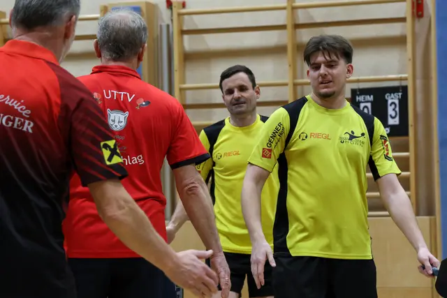 Herbert Anderl und Christian Grafender (mit dem
Rücken zur Kamera) müssen Hamdija Duric (Vordergrund) und Reinhard Pleßl
(Hintergrund) zum 3:2 Doppelerfolg gratulieren. | Foto: Union Horn