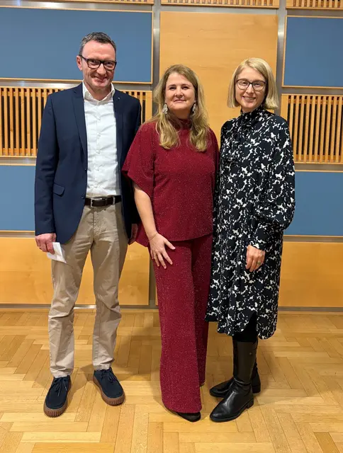Gynkologe Gerald Fischerlehner , Gynäkologin Doris Steiger-Bauer mit Gesundheitslandesrätin LH-Stellvertreterin Christine Haberlander(v. l.).

  | Foto: Land OÖ