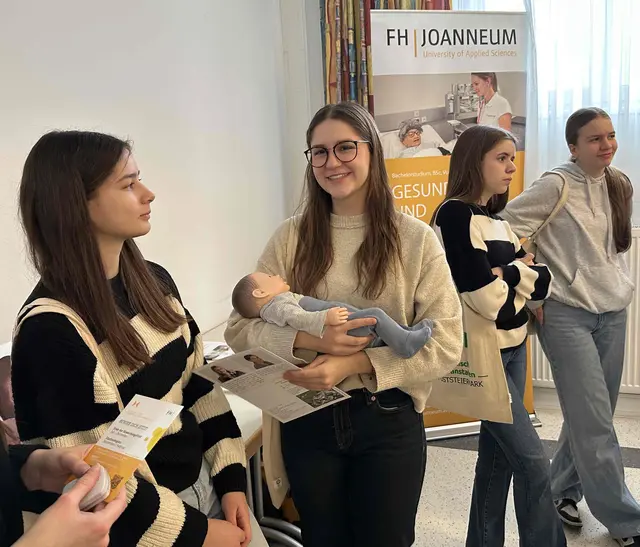 Schülerinnen informierten sich an einem Praxis- und Infotag im LKH Oststeiermark am Standort Feldbach über den Pflegeberuf. | Foto: LKH Oststeiermark