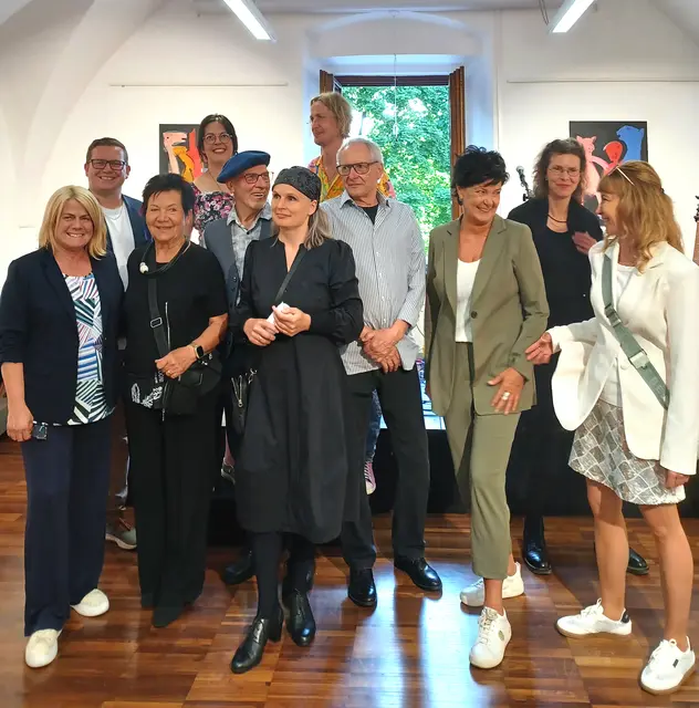 Künstler*innen der Ausstellung und Vertreter*innen der Villacher Politik bei der Vernissage "anVERWANDT" im Dinzlschloss Villach | Foto: Anika Wieser
