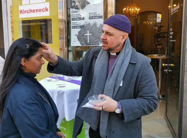 Vor dem Kircheneck in der Grazer Herrengasse wird die Aktion bereits seit mehreren Jahren durchgeführt. Der evangelische Pfarrer Matthias Weigold spendet das Aschenkreuz unterdessen am Kaiser-Josef-Platz. | Foto: Robert Hautz