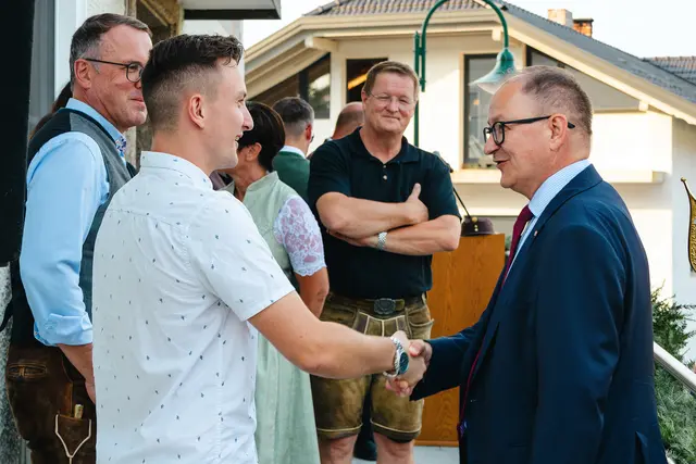 Der Landesparteivorsitzende Martin Winkler zeigt sich bürgernah – hier in Senftenbach. | Foto: Schöngruber