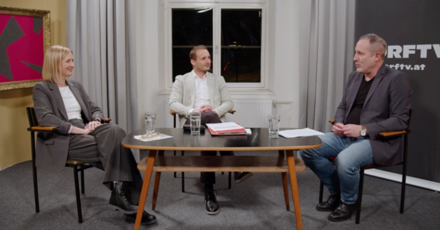 Barbara Eidenberger (OÖN), Thomas Kramesberger (MeinBezirk OÖ) und Martin Wassermair (Dorf TV, re.) im Gespräch. | Foto: Dorf TV