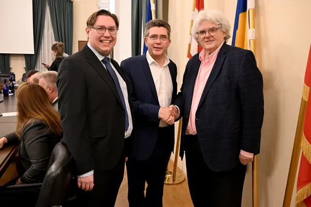 Bürgermeister Peter Eisenschenk gratuliert Stadtrat Josef Beinhardt (r.) zum eindeutigen Wahlergebnis. Roman Friedrich freut sich, wieder im Tullner Gemeinderat aktiv sein zu können. | Foto: Stadtgemeinde Tulln