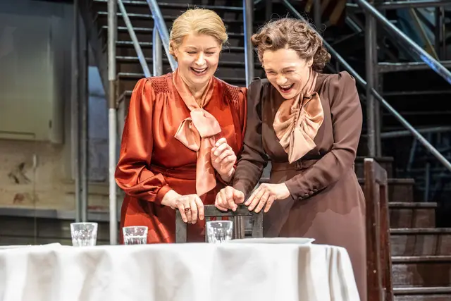 Die beiden Schwestern Abby und Martha Brewster verbergen seit Jahren ein gut gehütetes Geheimnis -welches, dass erfährt man in der Krimikomödie "Arsen und Spitzenhäubchen" am Stadttheater Klagenfurt.  | Foto: KH Fessl