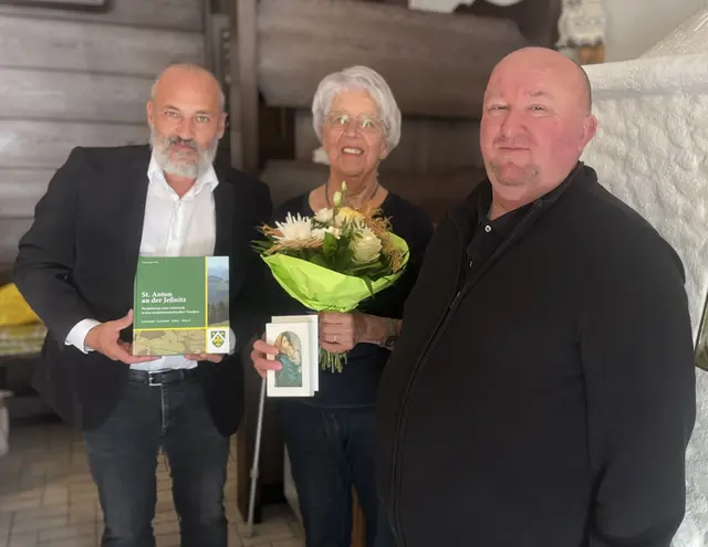 Jubilarin Leopoldine Zellhofer (M.) mit ihren Gratulanten in der "Jeßnitztaler Stub'n" in St. Anton | Foto: Gemeinde St. Anton an der Jeßnitz