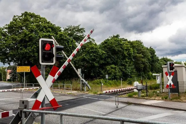 An den Eisenbahnkreuzungen in Krumpendorf ist weiterhin mit langen Wartezeiten zu rechnen.  | Foto: stock.adobe.com/at/pureshot