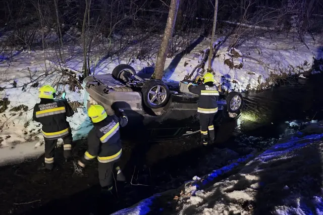 Am Montag, 19. Jänner stürzte ein Fahrzeug in den Tiefenbach. | Foto: Presseteam FF  Krumbach