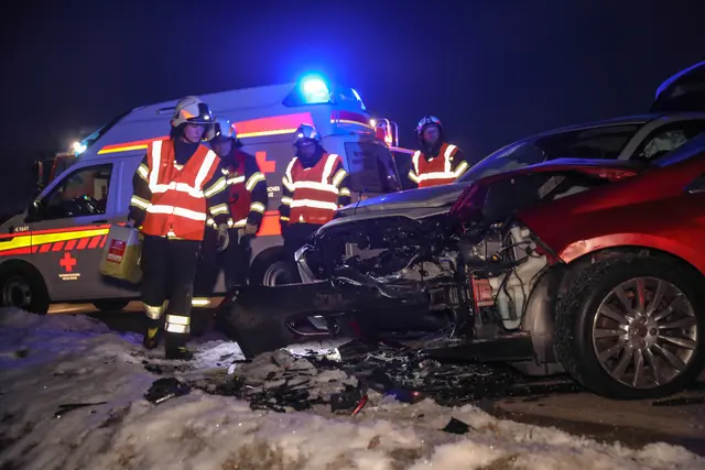 Frontal zusammengekracht: Ein Unfall auf einer Kreuzung in Marchtrenk forderte zwei verletzte Personen. | Foto: laumat.at