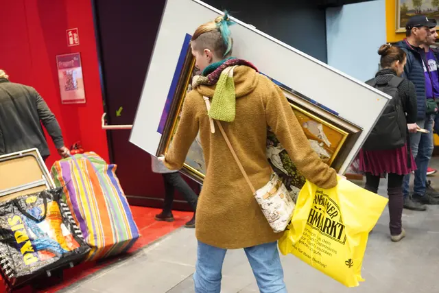 Die ersten Waren für den Dornbirner Flohmarkt treffen im Messequartier ein – die Anlieferung hat begonnen. | Foto: Dornbirner Flohmarkt