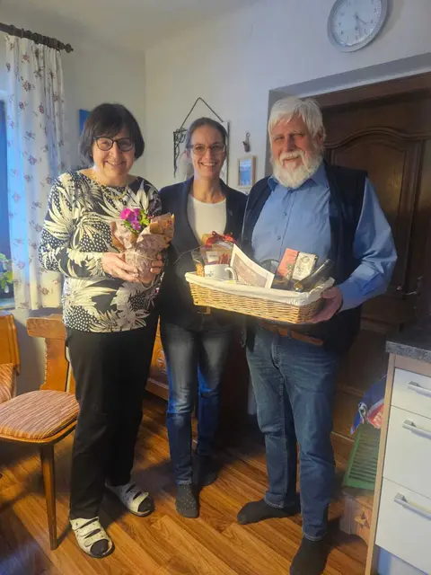 Bgm. Manuela Zebenholzer und Anni und Willi Bissenberger bei der Übergabe einer kleinen Aufmerksamkeit | Foto: Fotogruber