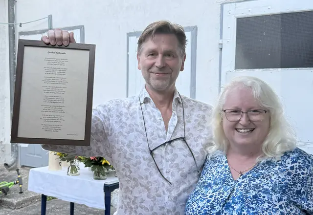 Die geschäftsführende Gemeinderätin Roswitha Haghofer  und Gastwirt Dieter Rotheneder bei einer Gästeehrung im Vorjahr.  | Foto: Gasthof Rotheneder, Eva Böhm