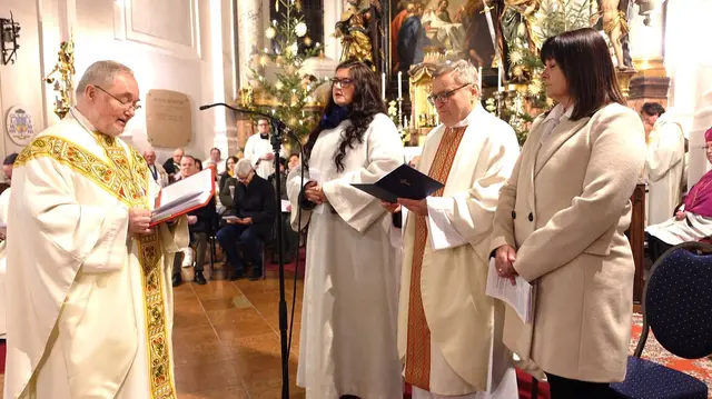 Beim Festgottesdienst bekundeten Pfarrer Marek Michalowski, Pastoralvorständin Angelika Fuchs und Verwaltungsvorständin Evelyn Hauser-Sporn vor Generalvikar Severin Lederhilger und der versammelten Feiergemeinde ihre Bereitschaft, die Pflichten dieser Ämter auf sich zu nehmen. | Foto: Pfarre Mattigtal/Schaller