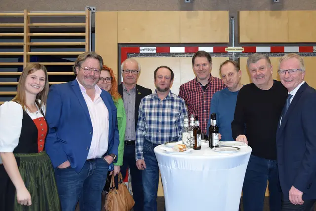 Schwarzmüller CSO Claus Artmayer (2. v. l.) und Freinbergs Ortschef Christian Graf (r.) mit Gästen.  | Foto: Gemeinde Freinberg