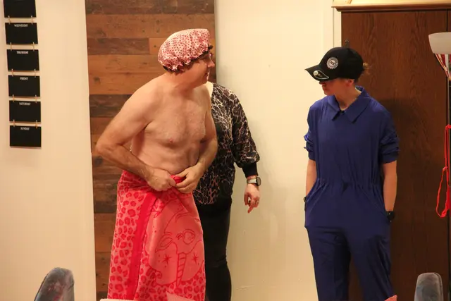 Axel Schweis im Handtuch zwischen Installateurin und Lisa Sommer – eine Begegnung, die ihm sichtlich unangenehm ist. | Foto: Schwarz