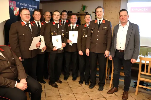 Katastropheneinsatzmedaille des NÖ Landesfeuerwehrverbandes erhielten:
v.l.n.r. Markus Haider, Jürgen Mayer, Hans Jürgen Großauer, Josef Haider, Florian Kampenhuber, Mathias Reitbauer, Christian Leitner, Alexander Madler, Christian Wührleitner | Foto: Franz Putz