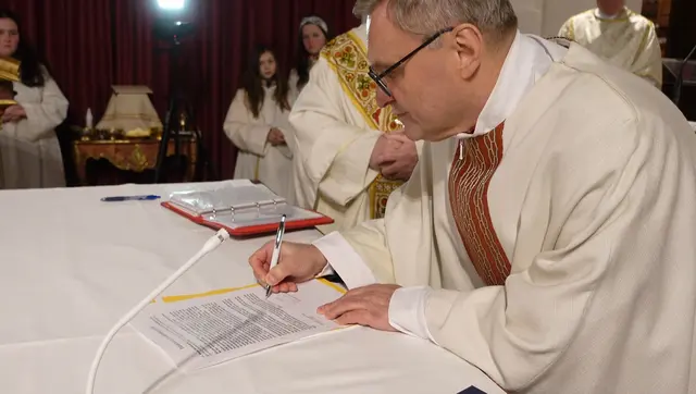 Pfarrer Marek Michalowski unterzeichnete das Glaubensbekenntnis. | Foto: Pfarre Mattigtal/Schaller