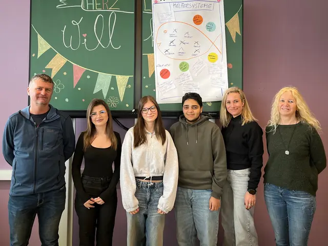 Schülervertreter und Direktorin Susanna Thallinger (r.) bedankten sich bei den Verantwortlichen für die wichtige Aufklärungsarbeit. | Foto: PTS Schwanenstadt