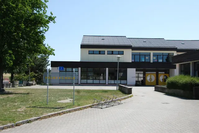 Die Volksschule Ottnang ist in die Jahre gekommen. | Foto: MeinBezirk/Steiner-Watzinger