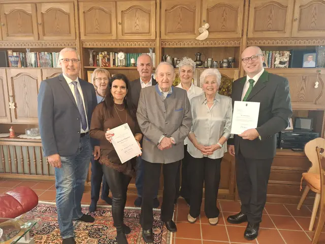 1. Reihe: Bürgermeister Gerhard Wandl, Vizebürgermeisterin Mona Riegler, Jubilar Josef Hagmann, Gattin Ingeborg Hagmann und Bezirkshauptmann Günter Stöger
2. Reihe: Veronika Vrzal, Erich Binder und Gabriele Hagmann | Foto: Marktgemeinde Rastenfeld