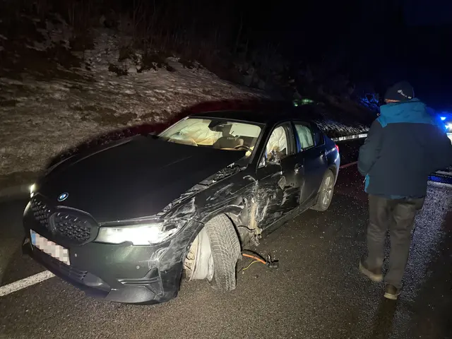 Bei dem Überholunfall auf der Kasbachstraße in Jenbach entstand erheblicher Sachschaden, während am selben Tag auch in Polling ein E-Scooter-Lenker verletzt wurde und auf der Fernpassstraße ein Pkw in Brand geriet. | Foto: zoom.tirol