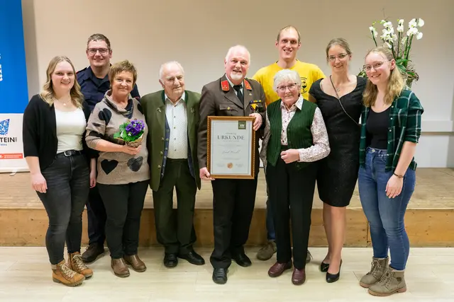 Ehrenringträger Kommandant a.D. Josef Mandl mit seiner Familie und Bgm. Manuela Zebenholzer (zweite v.r.) | Foto: Fotogruber
