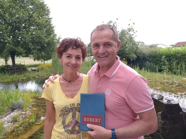 Sabine mit ihrem Bruder, der nach einem Schädel-Hirn-Trauma kognitive Probleme hat. Für ihn gestaltete sie ein Tagebuch zur Förderung des Gedächtnisses und der Kommunikation. | Foto: Caritas