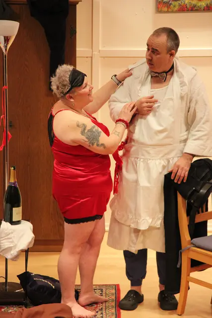 Lisa Sommer bringt Axel Schweis gehörig aus dem Konzept – eine der vielen turbulenten und komischen Szenen aus der Komödie „Kein Mann für eine Nacht“. | Foto: Schwarz