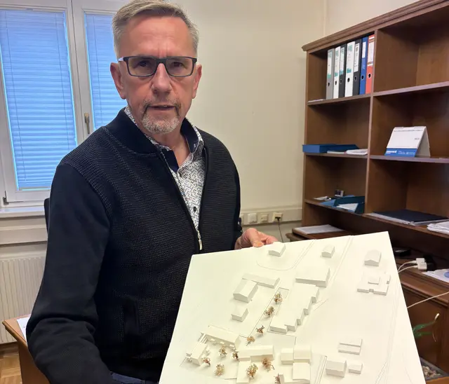 Bürgermeister Arnold Pacher (SPÖ) prsäenteiert die Planvorlage, sieht ansonsten aber aktuell wenig Spielraum.  | Foto: Mein Bezirk