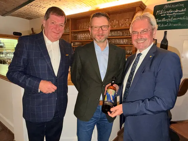 Karl Wilfing gratuliert Christian Neubauer und Stefan Reisinger.  | Foto: Schultes
