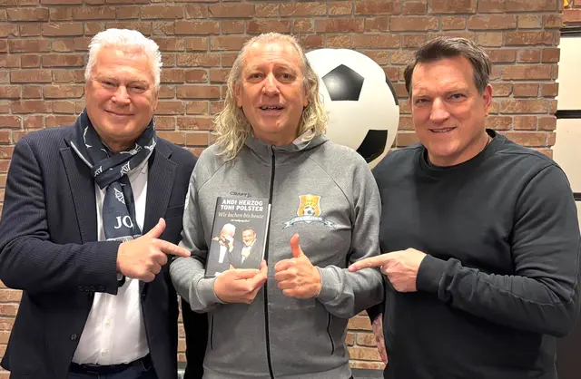 Anton Polster, Wolfgang Ilkerl und Andreas Herzog: Ganz im Ernst – der Buchtitel heißt "Wir lachen bis heute"  – viel Spaß beim Lesen.  | Foto: Polster