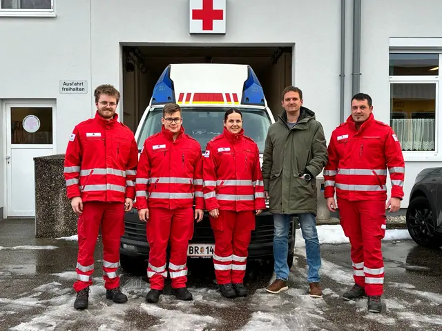 Zivildiener Luca Seiwald und Johannes Sinzinger, Notfallsanitäterin Bettina Eder, Manfred Emersberger und Notfallsanitäter Alexander Mühlauer. | Foto: RK/LV OÖ