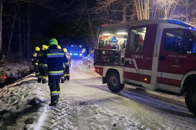 Die Feuerwehr Krumbach barg das Fahrzeug, die Insassen konnten sich zuvor schon selbst befreien. | Foto: Presseteam FF  Krumbach
