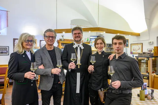 Propst Klaus Sonnleitner (Mitte) mit Linda und Dietmar Till (l.) und den neuen Stiftskeller-Wirtsleuten Nina Till und Janis Dej. | Foto: Team Fotokerschi/Werner Kerschbaummayr
