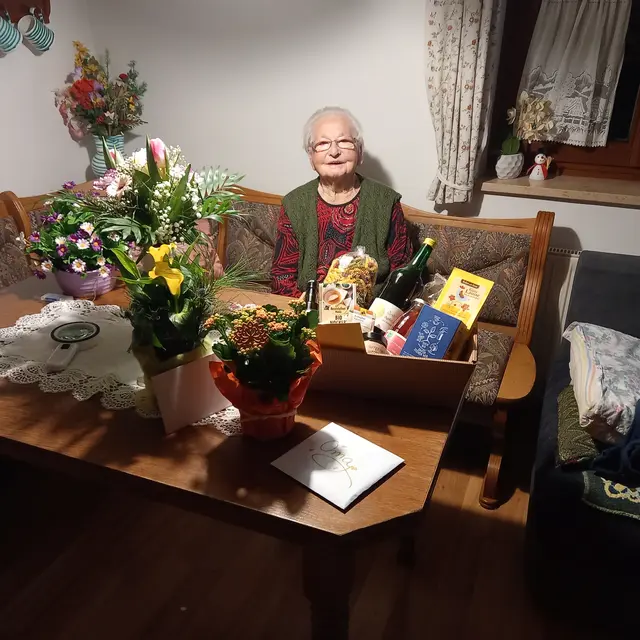 Ihren 90er feierte Maria Hainzl aus Berndorf (Gemeinde Eidenberg). Der Bürgermeister und der Obmann des Seniorenbundes überbrachten der rüstigen Jubilarin die besten Glückwünsche. | Foto: Hainzl