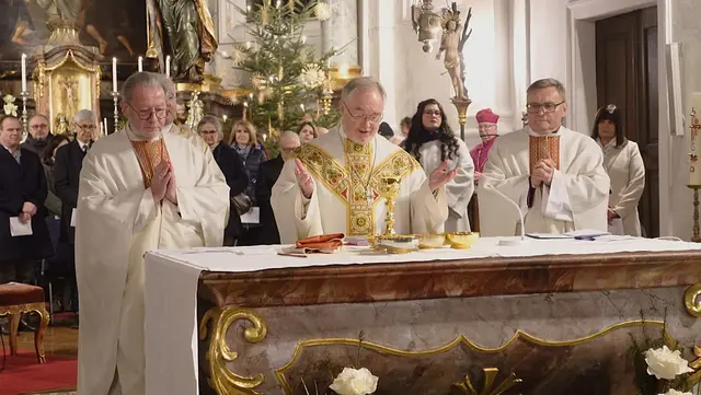 Am Altar (v. l.): der Propst des Kolllegiatsstiftes Mattighofen Leon Sireisky, Generalvikar Severin Lederhilger und Pfarrer Marek Michalowski. | Foto: Pfarre Mattigtal/Schaller