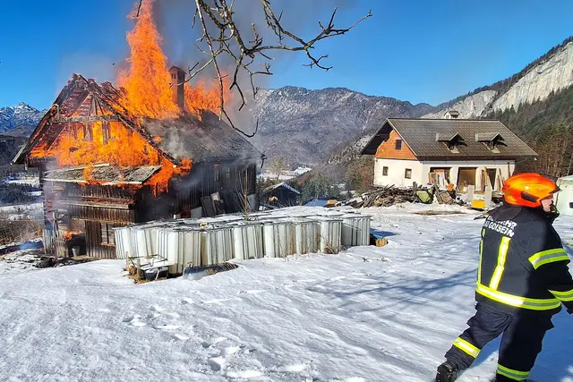Heftige Windböen und die Löschwasserknappheit erschwerten die Löscharbeiten. | Foto: FF Bad Goisern